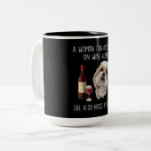 Shih Tzu | Een vrouw kan niet alleen op wijn overl Tweekleurige Koffiemok (Voorkant links)