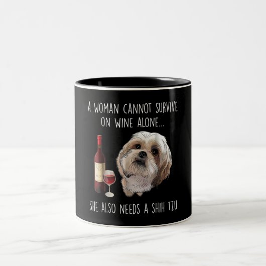 Shih Tzu | Een vrouw kan niet alleen op wijn overl Tweekleurige Koffiemok (Center)