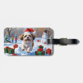 Shih Tzu hardlopen in de sneeuw met kerstmuts Bagagelabel (Achterkant horizontaal)