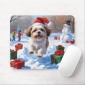 Shih Tzu hardlopen in de sneeuw met kerstmuts Muismat (Met muis)