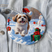 Shih Tzu hardlopen in de sneeuw met kerstmuts Ronde Button 6,0 Cm (In situ)