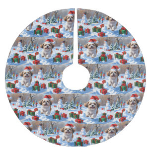 Shih Tzu hardlopend in de sneeuw met kerstmuts Kerstboom Rok