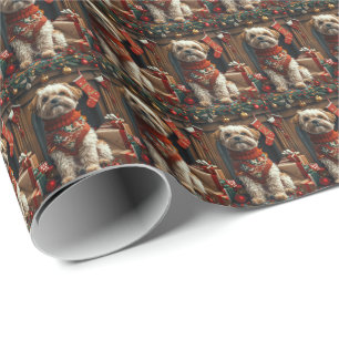 Shih Tzu-hond met kerstcadeaus bij de open haard Cadeaupapier