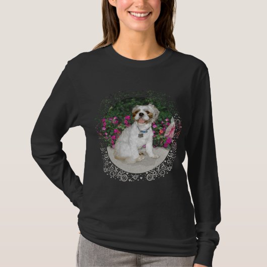 Shih Tzu in een tuinsetting T-shirt (Voorkant)