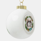 Shih Tzu Kerstkrans feestelijke pup Keramische Bal Ornament (Links)