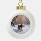 Shih Tzu Laat het sneeuwen Kerstmis Keramische Bal Ornament (Voorkant)
