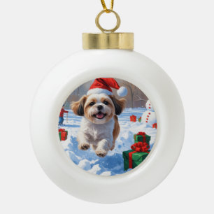 Shih Tzu loopt in de sneeuw met kerstmuts Keramische Bal Ornament