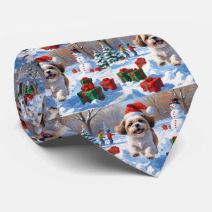 Shih Tzu loopt in de sneeuw met kerstmuts Stropdas