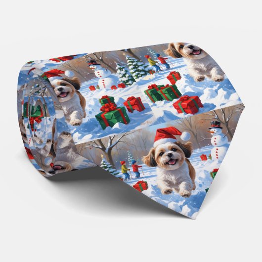 Shih Tzu loopt in de sneeuw met kerstmuts Stropdas (Opgerold)
