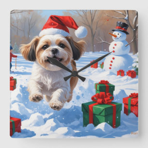 Shih Tzu loopt in de sneeuw met kerstmuts Vierkante Klok