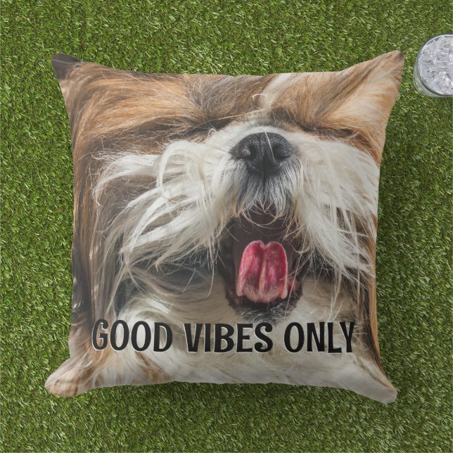 Shih tzu tong grappige vibes aangepaste tekst buitenkussen (Gras)