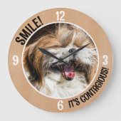 Shihtzu lachen glimlach het is besmettelijke aange grote klok (Voorkant)