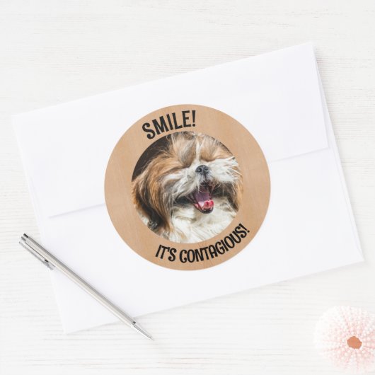 Shihtzu lachen glimlach het is besmettelijke aange ronde sticker (Envelop)