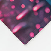 "Shimmering Raindrop Roos Cityscape Bokeh Art" Fleece Deken (Hoek)