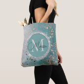 Shimmery Gold Stars op Blauwgroen Monogram Tote Bag (Dichtbij)
