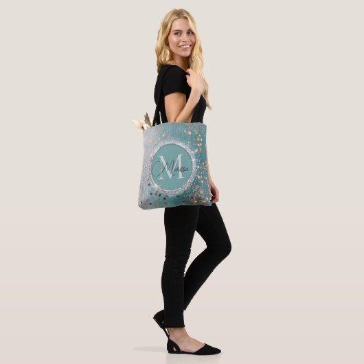 Shimmery Gold Stars op Blauwgroen Monogram Tote Bag (Op model)