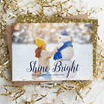 Shine Bright | Glitz faux glitter foto overlay Feestdagenkaart<br><div class="desc">Betaalbare op maat gedrukte vakantiefotokaarten met eenvoudige sjablonen voor maatwerk. Dit chique moderne ontwerp heeft een faux glitter confetti rand en stijlvolle kalligrafie tekst. Er staat "Shine Bright - Happy Chanoeka". Personaliseer het met uw foto's en voeg uw familienaam en het jaar toe. De achterkant heeft een faux gouden glitterachtergrond...</div>