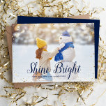 Shine Bright | Glitz faux glitter foto overlay Feestdagenkaart<br><div class="desc">Betaalbare aangepaste fotokaarten voor vakanties met eenvoudige sjablonen voor aanpassing. Dit stijlvolle moderne ontwerp heeft een faux glitter confetti border en stijlvolle kalligrafietekst. De formulering luidt "Shine Bright - Happy Hanukkah". Pas het aan met uw foto's en voeg uw familienaam en het jaar toe. De omgekeerde kant heeft ruimte voor...</div>