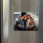 Shine Bright | Glitz faux glitter foto overlay Magneet<br><div class="desc">Aangepaste afgedrukte vakantiefotomagneten met een eenvoudige sjabloon voor maatwerk. Dit chique moderne ontwerp heeft een faux glitter confetti rand en stijlvolle kalligrafie tekst. Er staat "Shine Bright". Personaliseer het met uw foto's en voeg uw familienaam en het jaar toe. Gebruik de ontwerpgereedschappen om de tekst te bewerken, meer foto's toe...</div>