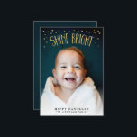 Shine Bright Hanukkah-fotokaart Feestdagenkaart<br><div class="desc">"Shine Bright" schuimt in een faux gouden bladeffect,  met een kleine gouden driehoek confetti voor een leuk,  helder accent. De achterzijde is bedrukt met een licht getextureerde,  diepe blauwe achtergrond.</div>