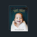 Shine Bright Hanukkah-fotokaart Feestdagenkaart<br><div class="desc">"Shine Bright" schuimt in een faux gouden bladeffect,  met een kleine gouden driehoek confetti voor een leuk,  helder accent. De achterzijde is bedrukt met een licht getextureerde,  diepe blauwe achtergrond.</div>