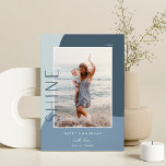 Shine Colorblock | Verticale foto Hanukkah Feestdagenkaart<br><div class="desc">Een chic en elegant Hanukkah-kaartontwerp met één verticale of portretgeoriënteerde foto op een achtergrond van organische vormen in zachte tinten van ijzige winterblauw. "Shine" verschijnt naast je foto in een onderschat type. Pas uw persoonlijke familienaam aan met de aangepaste Hanukkah-groet hieronder voor de perfecte afwerking van deze op natuur geïnspireerde...</div>