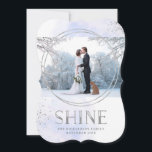 Shine | Foto van Silver en Light Blue Hanukkah Feestdagenkaart<br><div class="desc">Deze feestelijke en trendy vakantiekaart is voorzien van het woord "Shine" in faux Silver,  moderne typografie,  met twee bijbehorende geometrische cirkels en spetters. De subtiele zachte blauwe abstracte waterverf versiert de achtergrond en u kunt uw favoriete persoonlijke foto toevoegen aan deze prachtige Hanukkah-kaart.</div>