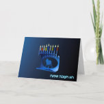 Shiny Blue Chanukkah Menorah Feestdagen Kaart<br><div class="desc">Een vernieuwer,  metallisch,  blauw Chanukkah-menorah,  met een leeuw in silhouet,  tegen een donkere,  nachtelijke achtergrond. Alle negen kaarsen zijn verlicht. Hebreeuwse tekst met de tekst "Chag Chanukkah Sameach" (Happy Hanukkah) staat ook in blauw en wit gloeiend.</div>