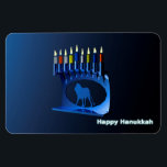 Shiny Blue Chanukkah Menorah Magneet<br><div class="desc">Een vernieuwer,  metallisch,  blauw Chanukkah-menorah,  met een leeuw in silhouet,  tegen een donkere,  nachtelijke achtergrond. Alle negen kaarsen zijn verlicht. De tekst "Happy Hanukkah" staat ook in blauw en wit gloeiend.</div>
