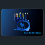 Shiny Blue Chanukkah Menorah Magneet<br><div class="desc">Een vernieuwer,  metallisch,  blauw Chanukkah-menorah,  met een leeuw in silhouet,  tegen een donkere,  nachtelijke achtergrond. Alle negen kaarsen zijn verlicht. Voeg je eigen tekst toe.</div>