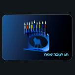 Shiny Blue Chanukkah Menorah Magneet<br><div class="desc">Een vernieuwer,  metallisch,  blauw Chanukkah-menorah,  met een leeuw in silhouet,  tegen een donkere,  nachtelijke achtergrond. Alle negen kaarsen zijn verlicht. Hebreeuwse tekst met de tekst "Chag Chanukkah Sameach" (Happy Hanukkah) staat ook in blauw en wit gloeiend.</div>