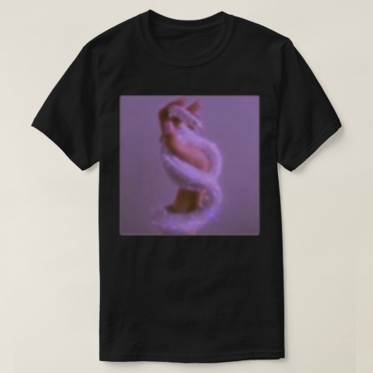 Shiny Diamond Snake op een hand T-shirt (Design voorkant)