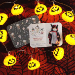 Shiny Spooktacular Halloween Foto Verjaardagsfeest Folie Uitnodiging<br><div class="desc">Voeg wat glans toe aan je verjaardagsfeestuitnodigingen met echte gouden, zilveren of rozen gouden folie! Maak je klaar voor een onvergetelijk Halloween feest! Aan de linkerkant heeft deze dynamische uitnodiging een handgetekende scène van een dansend skelet, twee ondeugende geesten en een grillige vleermuis, allemaal omringd door een spookachtig ensemble van...</div>