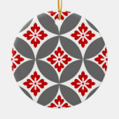 Shippo met bloemmotif, rood, wit en grijs keramisch ornament (Voorkant)