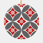 Shippo met bloemmotif, rood, wit en grijs keramisch ornament (Achterkant)