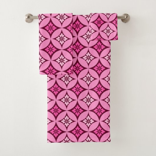Shippo met Flower Motif, Pink en Burgundy Bad Handdoek (Insitu)