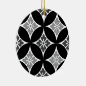 Shippo met ventilatormotif, zwart, wit en grijs keramisch ornament (Rechts)