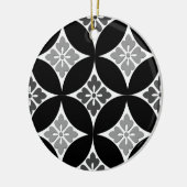 Shippo met ventilatormotif, zwart, wit en grijs keramisch ornament (Links)