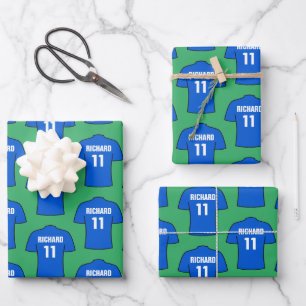 Shirt van football in blauw papierbladen voor het  inpakpapier vel