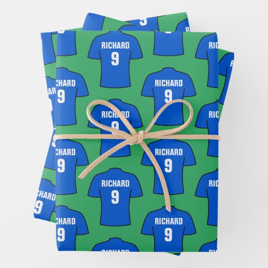 Shirt van football in blauw papierbladen voor het inpakpapier vel (In situ)