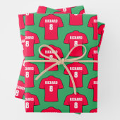 Shirt van football in rode papierbladen inpakpapier vel (In situ)