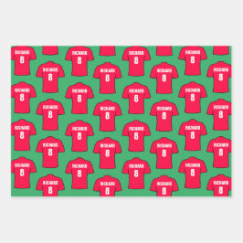 Shirt van football in rode papierbladen inpakpapier vel