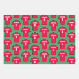 Shirt van football in rode papierbladen inpakpapier vel