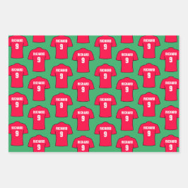 Shirt van football in rode papierbladen inpakpapier vel