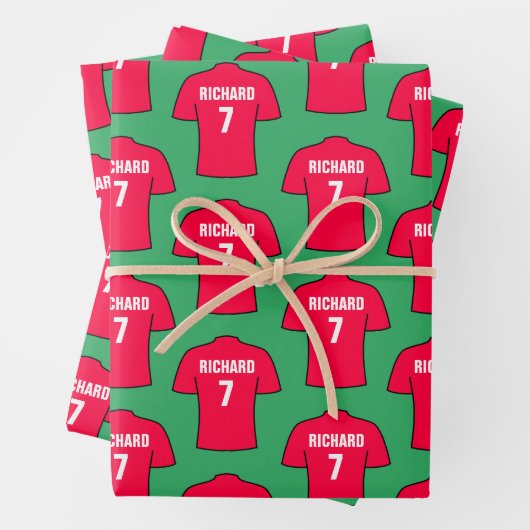 Shirt van football in rode papierbladen inpakpapier vel (In situ)