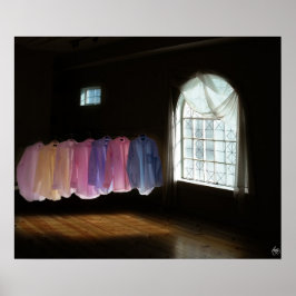 Shirten in een kamer van licht en duisternis poster