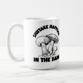 Shitake gebeurt in het donker koffiemok (Links)