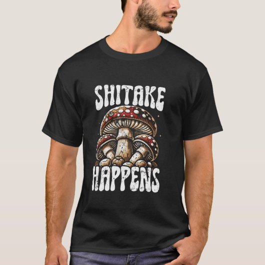 Shitake Happens Funny Mushroom Pun Forage Hunter C T-shirt (Voorkant)