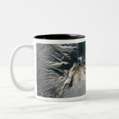 Shiveluch Volcano in Rusland Tweekleurige Koffiemok (Links)
