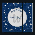Shooistars Navy Blue Waterverf Monogram Drieluik<br><div class="desc">Een prachtig ontwerp met een blauw-marinierachtergrond en een patroon van schietsterren. Dit ontwerp toont ook een gepersonaliseerd monogram en een inspirerend uitdrukking "altijd helder!" Ideaal ontwerp voor een baby kwekerij, nieuwe geschenken voor baby, geschenken voor baby shower of geschenk voor andere speciale gelegenheden. Bezoek onze winkel om ons hele collectie...</div>